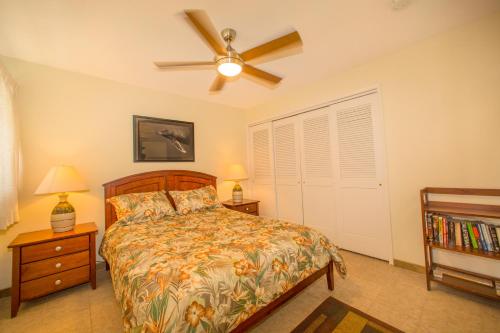 基黑Beautiful 2 Bedroom Condo with Panoramic Ocean Views | Oceanfront的一间卧室配有一张床和吊扇