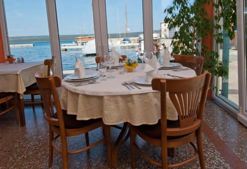 内里吉恩特里夫林酒店的水景餐厅餐桌