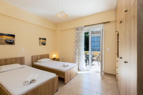 Stavroula Apartment near Panormo - Rethymno, Crete客房内的一张或多张床位