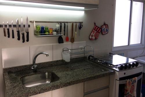 阿雷格里港Apt 1D Aeroporto/Arena的厨房配有水槽和带餐具的台面