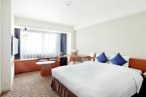 札幌札幌京王广场酒店的酒店客房配有一张带蓝色枕头的大床