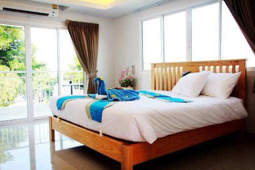 That Phanom那帕侬河景酒店的一间卧室配有一张带白色床单和窗户的床。