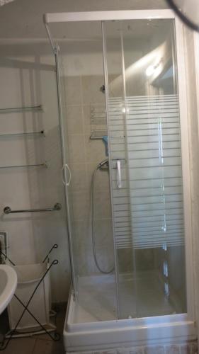 勒洛泽于拜Le Seuil De Mes Reves的浴室里设有玻璃门淋浴