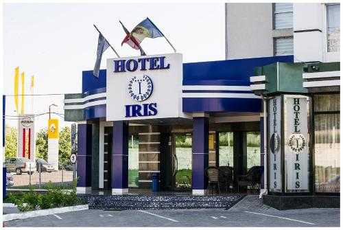 基希讷乌IRIS Hotel的前面有标志的酒店