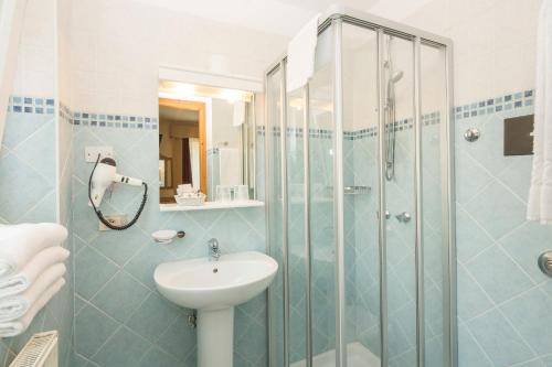 阿拉巴加尼贝拉维斯塔酒店的一间带水槽和淋浴的浴室