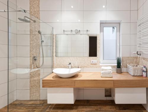 格鲁德柴兹Long Island的白色的浴室设有水槽和淋浴。