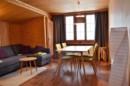 塞德龙格萨提尼公寓的客厅配有沙发和桌子