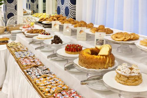 索伦托欧陆酒店的餐桌上摆放着各种糕点和甜点