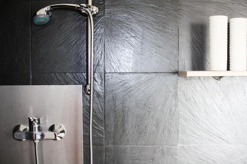 贝卢诺Appartamenti Mori的浴室内配有淋浴和头顶淋浴