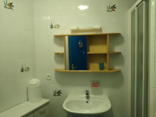 滨海科勒维尔乐克洛斯戴品度假屋酒店的白色的浴室设有水槽和卫生间。
