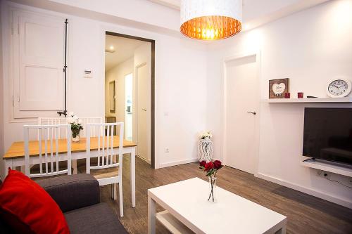 略夫雷加特河畔奥斯皮塔莱特Camp Nou Apartment的客厅配有沙发和桌子