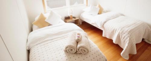 阿波罗湾海边比奇斯酒店的卧室内的两张床和毛巾