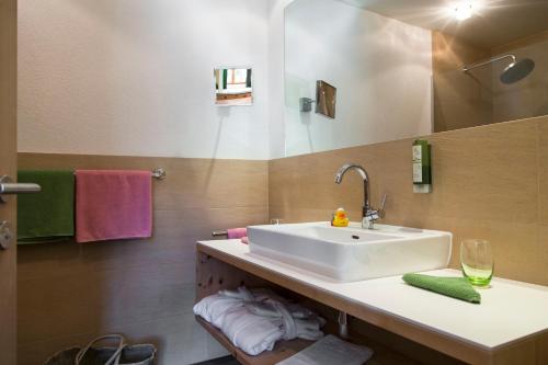 圣安东阿尔贝格瓦尔德贺酒店的浴室设有白色水槽和镜子