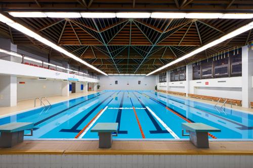 布拉格奥尔桑卡国会健康酒店的蓝色小道的大型游泳池
