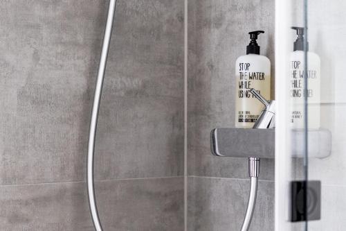 弗莱堡黑森林酒店的带淋浴头和1瓶肥皂的淋浴