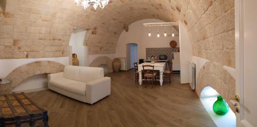 莫诺波利Palazzo Manfredi - Bed and Breakfast的客厅配有白色的沙发和桌子