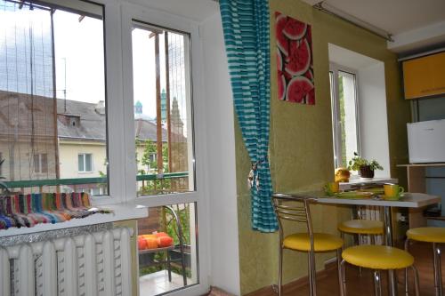 捷尔诺波尔Catedra View Apartment的厨房设有窗户和带凳子的台面
