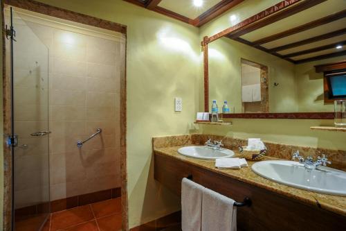 恩戈罗恩戈罗恩戈罗恩戈罗塞雷纳狩猎旅馆 的一间带两个盥洗盆和淋浴的浴室
