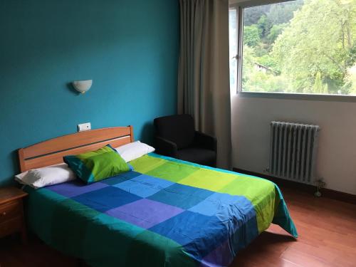 略迪奥巴耶阿亚拉酒店的卧室配有床、椅子和窗户。