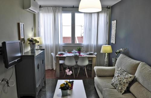 隆达朗达皇家中心公寓的带沙发和餐桌的客厅