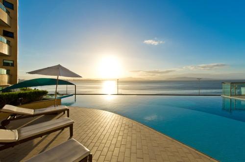 弗洛里亚诺波利斯宏伟宫殿酒店的海景游泳池