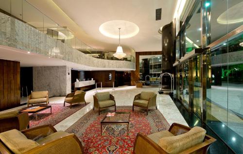 弗洛里亚诺波利斯宏伟宫殿酒店的大厅,带椅子和桌子的建筑