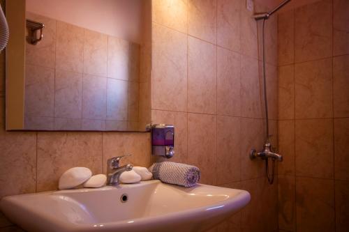 爱琴娜岛乌尔丽卡酒店的一间带水槽和镜子的浴室
