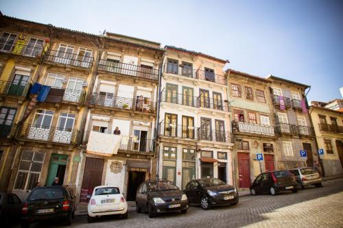 波尔图Historical Porto Studios的前面有一排汽车的建筑