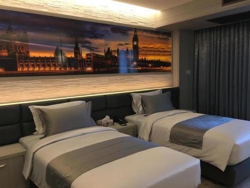 班邦孟马累瓦纳度假酒店的两张位于酒店客房的床,墙上挂着一幅画