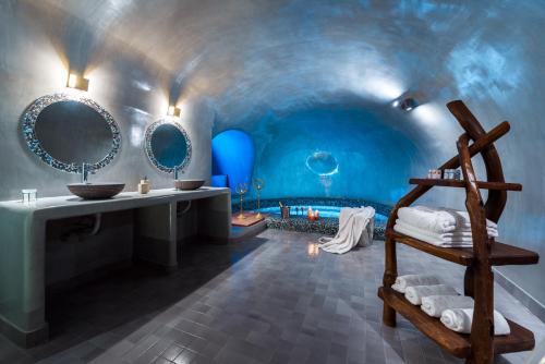 易莫洛林涅菲勒酒店的蓝色的客房设有水槽和镜子