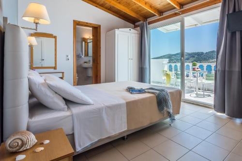 斯基亚索斯镇Hotel Akti的一间卧室设有一张床,享有海景