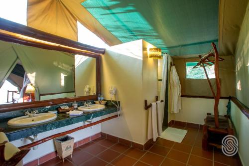 塞伦盖蒂玛布斯墨维塞雷娜豪华帐篷的浴室设有2个水槽和镜子