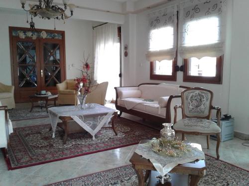 维尔吉纳Hotel Archontiko Dimitra的客厅配有沙发和桌椅