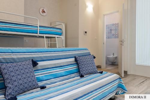 莫诺波利La Dimora sull'Arco的卧室配有2张双层床和蓝色及白色枕头