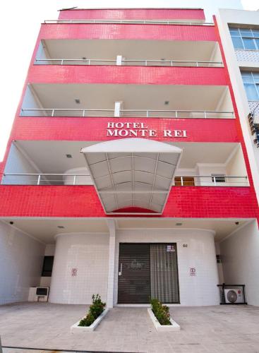 萨尔瓦多蒙特雷酒店的红色的建筑,上面标有读取酒店猴子红色的标志