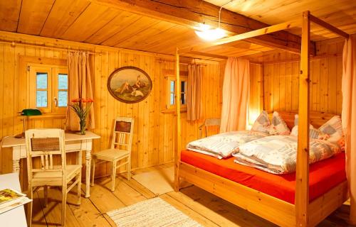 瑟尔Noba Hof的木制客房内的一间卧室,配有一张床