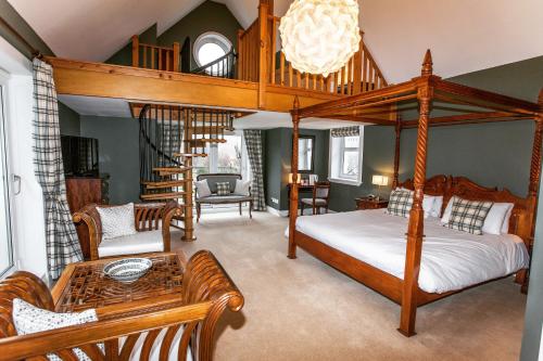 LochranzaButt Lodge的一间带天蓬床的卧室和一间客厅