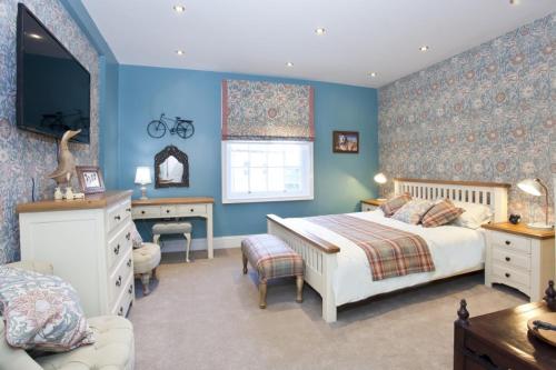 约克3 The Kings的一间卧室设有蓝色的墙壁、一张床和一张书桌