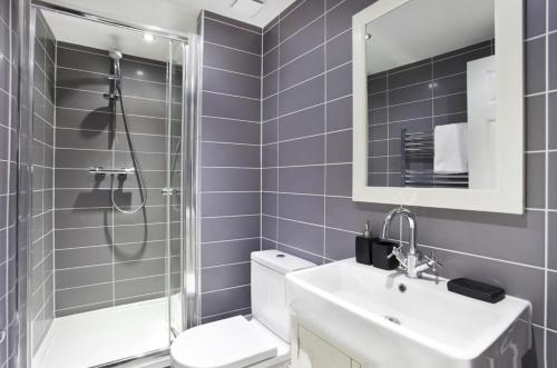 约克3 The Kings的浴室配有卫生间、盥洗盆和淋浴。