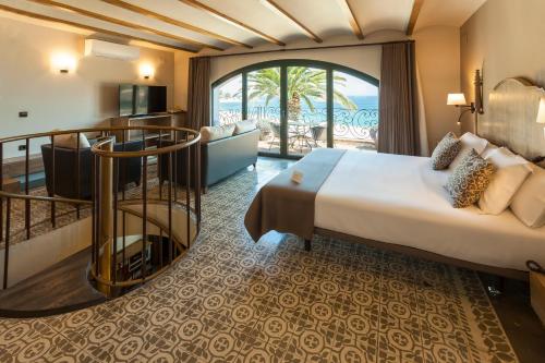 滨海托萨戴安娜酒店的酒店客房设有一张大床和一个阳台。
