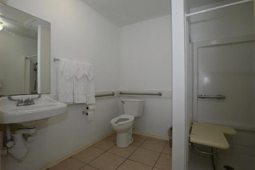 伊莎贝尔港岛港旅馆的白色的浴室设有卫生间和水槽。