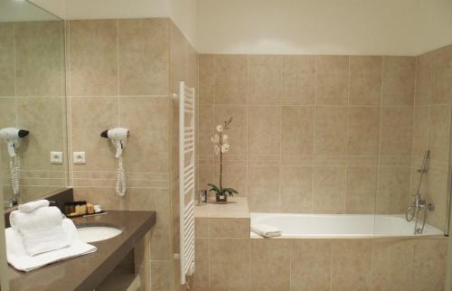 利勒鲁斯佩尔拉罗莎酒店的带浴缸、水槽和淋浴的浴室