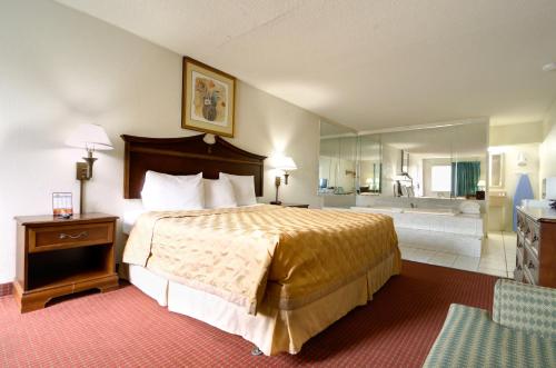 纽波特纽斯基韦斯特酒店 - 纽波特纽斯的酒店客房配有一张床和浴缸。