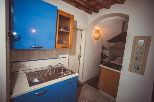 马萨阿尔塞蒂莫切洛公寓的一间带水槽和炉灶的小厨房