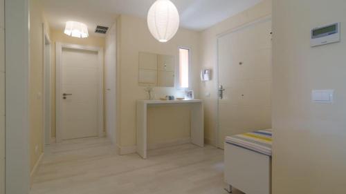 波尔蒂芒Tres Castelos的白色的浴室设有水槽和白色门