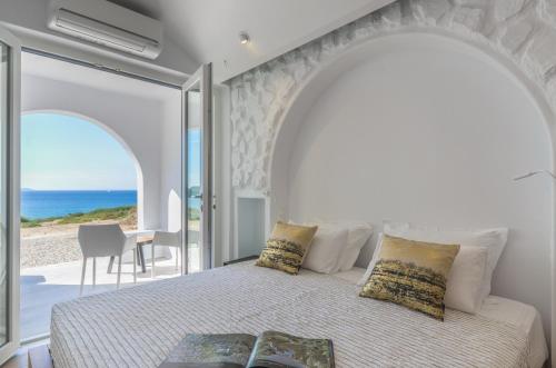 纳克索乔拉Cyano Suites的一间卧室设有一张床,享有海景