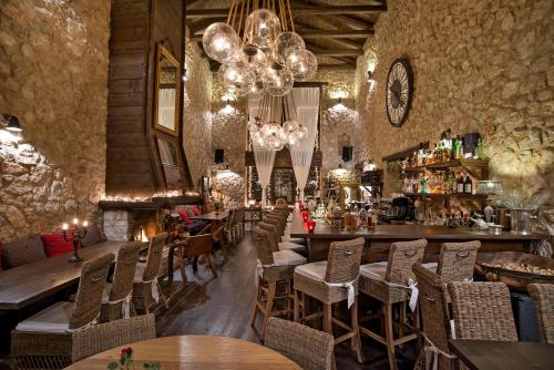 埃普塔罗弗斯Teresa Country Lodge的一间带桌椅的餐厅和一间酒吧