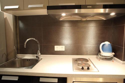 南京南京凯宾酒店公寓连锁（凯润金城店）的厨房配有水槽和台面