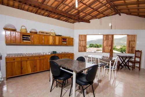穆库热Pousada Recanto Verde的厨房以及带桌椅的用餐室。