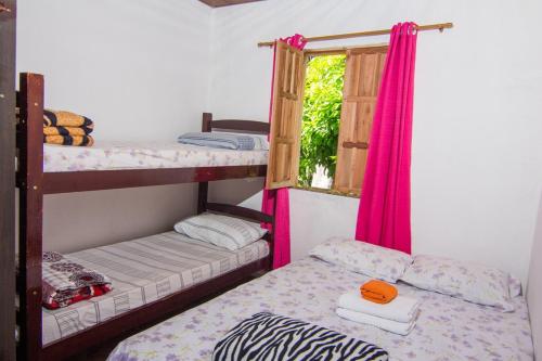 穆库热Pousada Recanto Verde的客房设有两张双层床和一扇窗户。